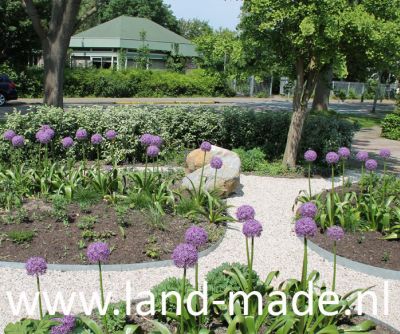 Landmade Audrey Coert tuinontwerp prairietuin grind ronde vormen Allium